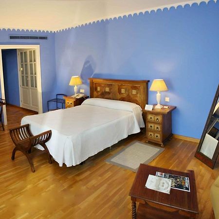 Hotel Alcazar De La Reina Кармона Экстерьер фото