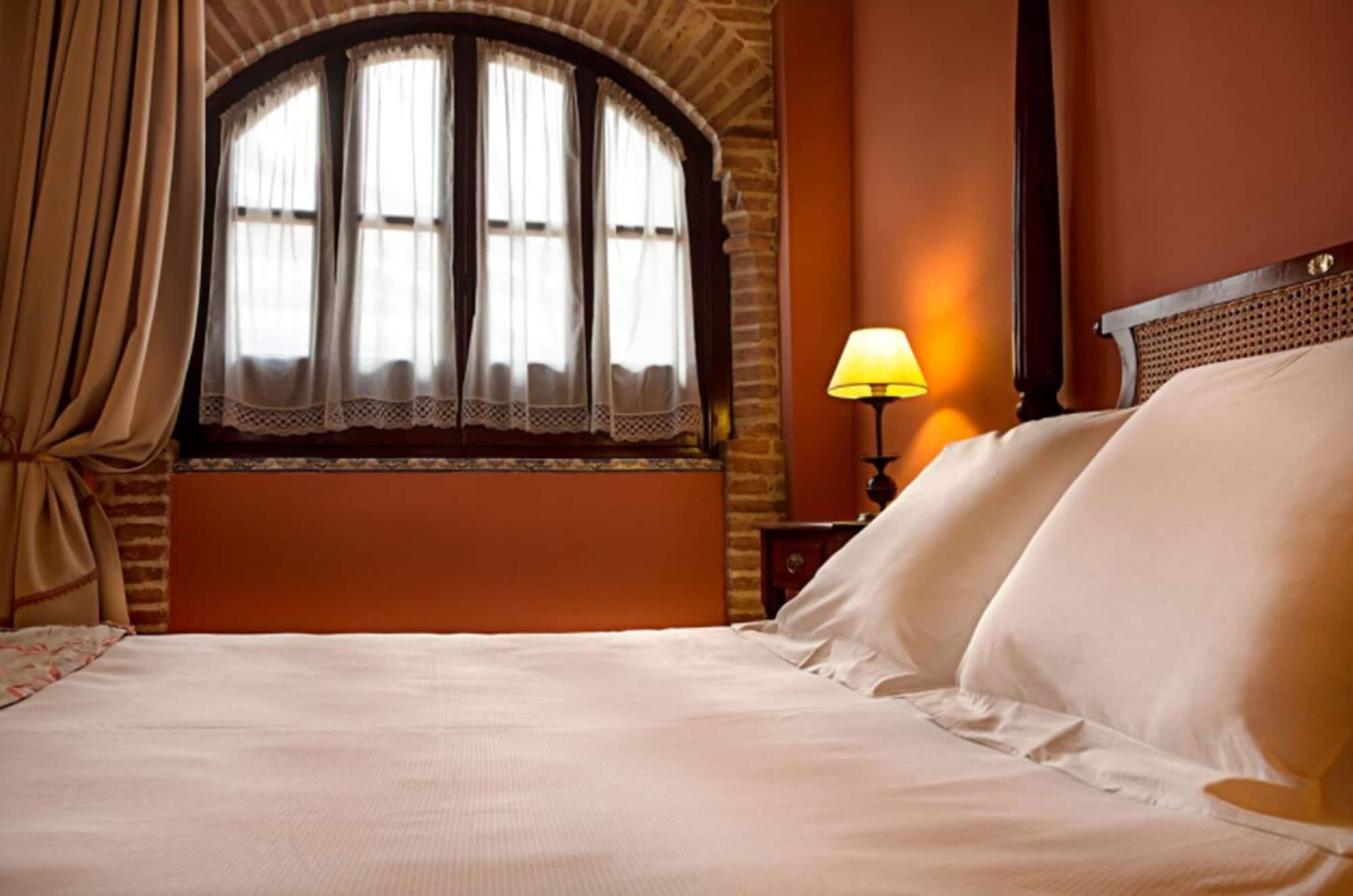 Hotel Alcazar De La Reina Кармона Экстерьер фото