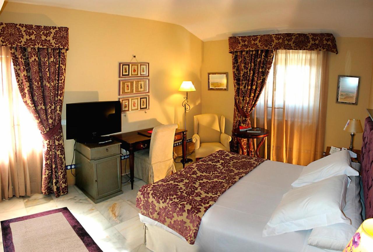 Hotel Alcazar De La Reina Кармона Экстерьер фото