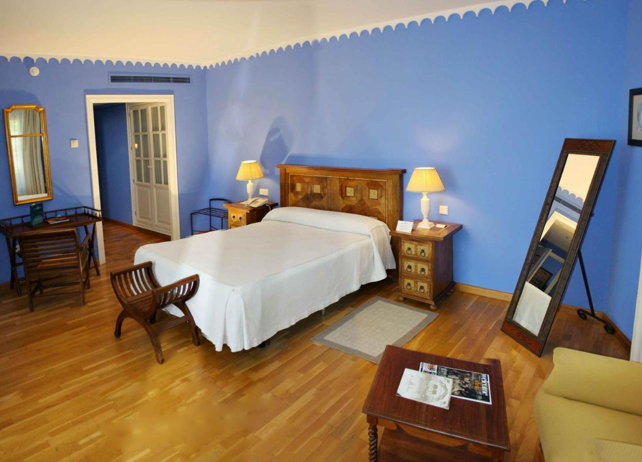 Hotel Alcazar De La Reina Кармона Экстерьер фото