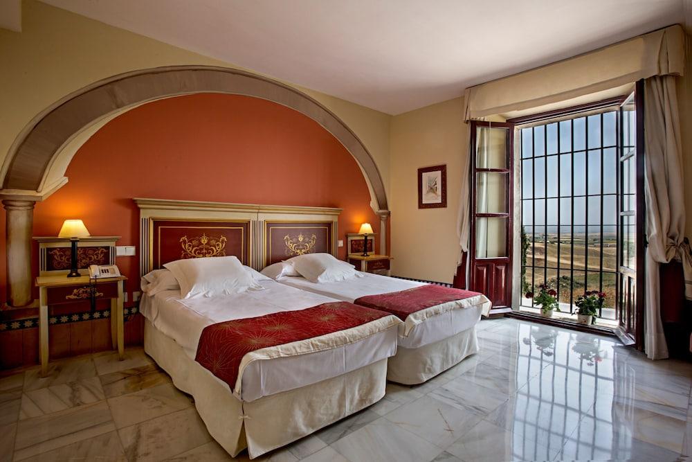 Hotel Alcazar De La Reina Кармона Экстерьер фото