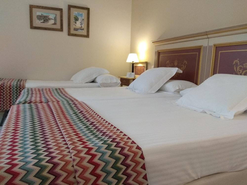 Hotel Alcazar De La Reina Кармона Экстерьер фото