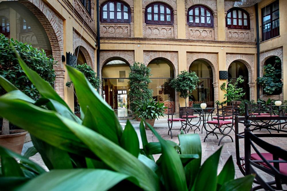 Hotel Alcazar De La Reina Кармона Экстерьер фото